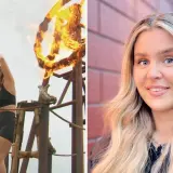 Kvinna jublar med fackla i Robinson final. Bredvid, en kvinna med blont hår och blå ögon.