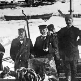Män i vinterkläder på ett isigt fartyg, kanske från en film om andree expeditionen.