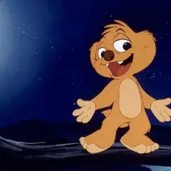 Glad figur från barnfilmer 90 talet dansar under en stor måne och stjärnklar himmel.
