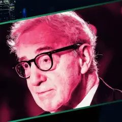 En närbild på Woody Allen med glasögon, belyst i rosa. På tal om Afrodite, hans karaktär i "Mighty Aphrodite" var en musa.