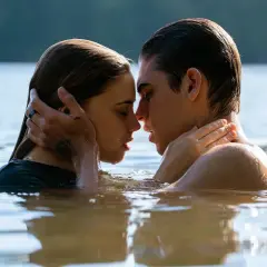 Tessa och Hardin i en intim stund i vattnet, precis som efter filmerna.
