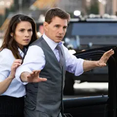 Ethan Hunt och Ilsa Faust i en dramatisk scen från mission: impossible-serien-filmer. De ser ut att vara mitt i en farlig situation.