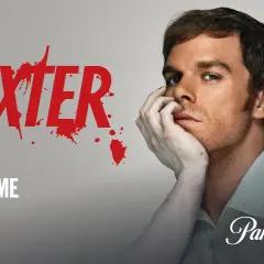 Dexter: Resurrection Sverige. En man med handen mot ansiktet, bredvid blodstänk och logotyperna Showtime och Paramount+.