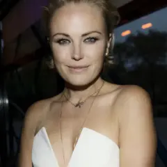 Malin Åkerman, en framgångsrik svensk skådespelare i Hollywood, bär en vit klänning och smycken.