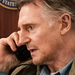 Liam Neeson i liam neeson senaste film, han pratar i en telefon med en intensiv blick.