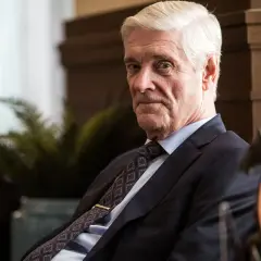 Äldre man i kostym, en av de där fartblinda skådespelare som verkar ha sett allt.