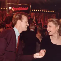 Ett glatt par dansar på en klubb med skylten "Black Jack" i bakgrunden.