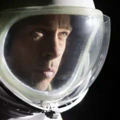 Astronautens ansikte reflekteras i visiret. En intensiv blick som speglar en resa mot stjärnorna, en känsla som en ad astra recension fångar.