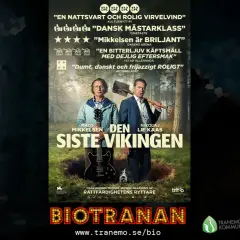 Rollistan för "Den sista vikingen" i Tranemo. Mads Mikkelsen och Nikolaj Lie Kaas står i en grop med en gitarr och en spade.