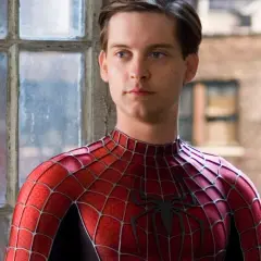 Tobey Maguire som Spider-Man i filmen från 2002. Han bär sin ikoniska röda och blå dräkt med spindelmönster.
