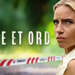 En kvinna med intensiv blick framför texten "IKKE ET ORD". Polisavspärrning i förgrunden. En spännande start på nya danska serier.