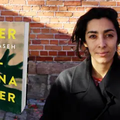 Negar Naseh poserar bredvid sin bok "All denna vinter".