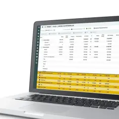 En bärbar dator visar en tabell med projektdata. Det ser ut som en del av ett system för att skriva bok bidrag.