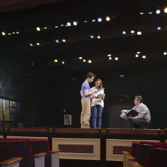 Skådespelare repeterar på scenen, papper i hand. Kanske är det dags att läsa rollistan i om du vågar?