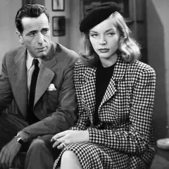 Humphrey Bogart och Lauren Bacall i "The Big Sleep". Hon bär en rutig dräkt och basker, han en kostym och slips.