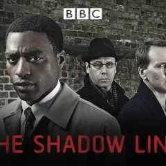 Tre män står framför en tegelvägg. Texten "THE SHADOW LINE" syns i förgrunden.