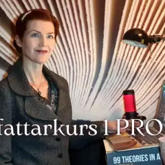 Jorun Moden, en författare, sitter vid sitt skrivbord med en laptop, mikrofon och en bok.