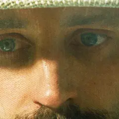 Närbild på biodlarens ansikte genom slöjan. En intensiv blick från biodlaren film.