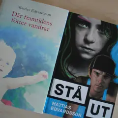 Två böcker av Mattias Edvardsson: "Där framtidens fötter vandrar" med en bebis och "Stå ut" med ungdomar.