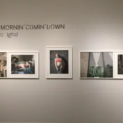 Utställning med Hannah Modighs verk "Sunday Mornin' Comin' Down". Bilder visar en stadsgata, en sovande person, en kvinna och en man.