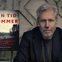 Carl Johan Vallgren, författare till boken "Din tid kommer", med en dyster landsbygdsbild.
