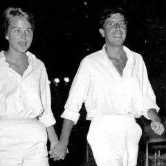 Leonard Cohen och Marianne Jensen håller varandra i handen, en ikonisk bild av deras tid tillsammans.