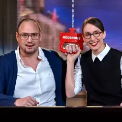 Jonatan Unge på spåret, med en röd nödbroms i handen.