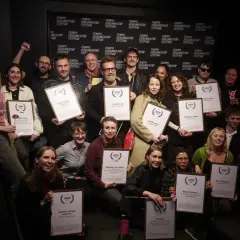 Gruppbild med vinnare av Tempo Dokumentärfestival. Många håller upp diplom, som en del av rollistan i Goliat (film).