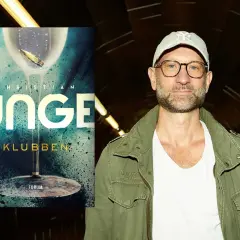 Christian Unge, författare till "Klubben", med en bokomslag som visar en kula i ett glas.