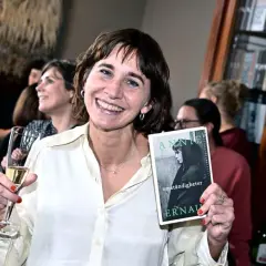 Lisa Lindberg håller upp boken "Annie Ernaux: Omständigheter" vid ett Norstedts-event.