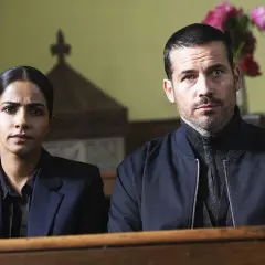 Två utredare sitter i en kyrkbänk. En brittisk kriminalserie som du kan se på SVT Play.