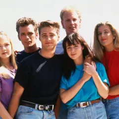 En grupp unga vänner poserar glatt, en ikonisk bild från tv-serier 90-talet.