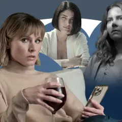 Kvinnan i huset mittemot flickan i fönstret, med ett glas vin och en telefon.