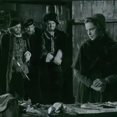 Scen från herr Arnes penningar film. En ung kvinna med kniv möter tre män i historiska dräkter.