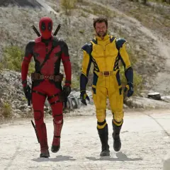 Deadpool och Wolverine går sida vid sida i en öde miljö, redo för nya marvel filmer.