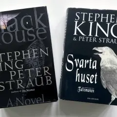 Två Stephen King-böcker: "Black House" och den svenska översättningen "Svarta huset". En mörk atmosfär med en kråka som symboliserar de oskyldiga.