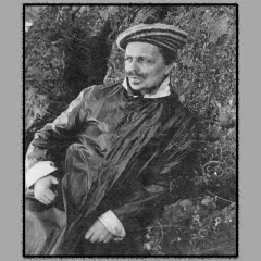 August Strindberg, klädd i rock och randig mössa, vilar mot en stenig bakgrund. Han ser ut som om han funderar på sitt nästa verk.