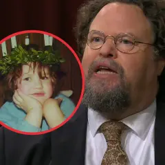Edward Blom som barn med ljus i sitt krans, bredvid en vuxen Edward Blom.