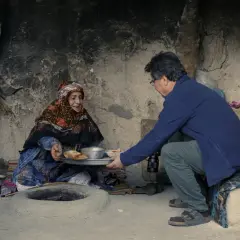 En man ger en kvinna mat i en grotta, en scen som kunde vara från en no bears film.