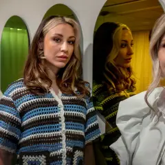 Två kvinnor poserar framför gröna speglar. Den ena bär en virkad tröja, den andra en vit skjorta. Kanske en scen från en emelie schepp serie?