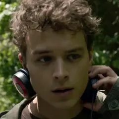 Ung man med hörlurar i skogen, en karaktär från rollistan i Mr. Mercedes.