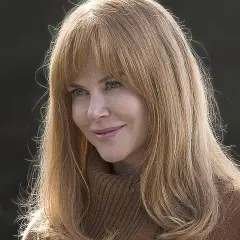 Nicole Kidman med blont hår och blå ögon, klädd i en brun polotröja. Kanske en scen från big little lies season 3?