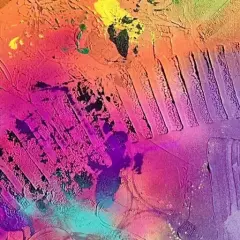 Abstrakt konst i starka färger som rosa, orange, lila och blått. Texturen är tjock och ojämn, med spår av penseldrag och stänk. Ett verk som påminner om Kajsa Bergströms lekfulla stil.