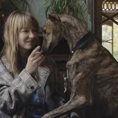 Jenny Tunedal ler mjukt mot sin hund.