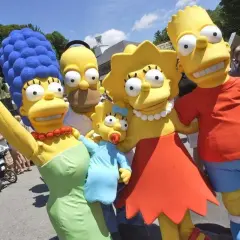 Familjen Simpson i Sverige! Marge, Homer, Lisa, Maggie och Bart poserar glatt för en bild.