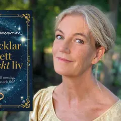Kajsa Ingemarsson presenterar sin bok "12 nycklar till ett magiskt liv" med en stjärnklar bakgrund och en gyllene nyckel.