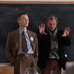 Cillian Murphy och Christopher Nolan diskuterar rollistan i Oppenheimer framför en griffeltavla med formler.