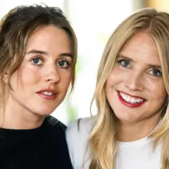 Två kvinnor, en med brunt hår uppsatt, den andra med blont hår, ler mot kameran. Amanda Romare är en av dem.