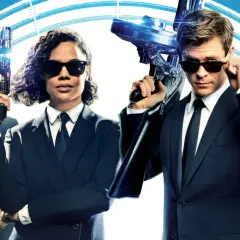 Rollistan i Men in Black: Liam Neeson, Tessa Thompson, Chris Hemsworth och Emma Thompson redo för action.