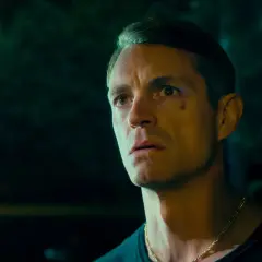 Joel Kinnaman i ny serie, med en intensiv blick och guldkedja.